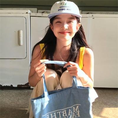 虚拟小姐在看着你